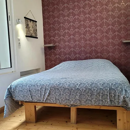 L' établissement Design , Vous Propose 4 Neufs Avec Services , Lits Faits à Votre Arrivée , Serviettes De Toilette , Ménage, Wifi , En Hyper Centre , Vue à 200m , Est Accessible à Pied Appartement