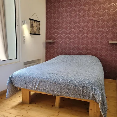 L' établissement Design , Vous Propose 4 Neufs Avec Services , Lits Faits à Votre Arrivée , Serviettes De Toilette , Ménage, Wifi , En Hyper Centre , Vue à 200m , Est Accessible à Pied Appartement *